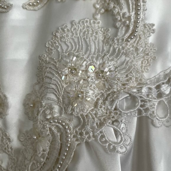 Gorgeous Vintage Wedding Gown - Picture 2 of 8